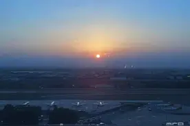 「黄金周换岗体验」空中交通管制员图片