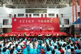 今天上午在黄石一所学校拍下的，场面壮观图片