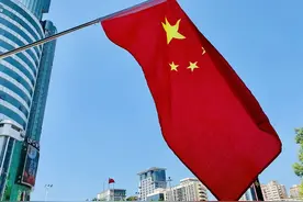 郑州街头，红了！喜迎国庆，国旗应该这样挂图片