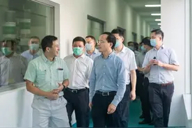 王国荣率队现场观摩8家智改数转代表性企业图片