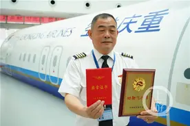 安全飞行26340个小时 58岁的他获得“功勋飞行员”称号图片