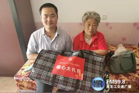 “00后”男孩带妈妈上大学，一句话触动人心图片