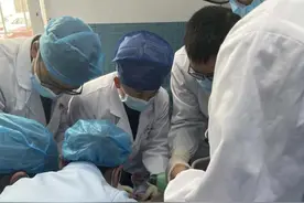 刚出生的宝宝突然没了呼吸，杭州援川医生跪地一个多小时紧急救援图片