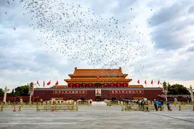 北京天安门广场举行国庆升旗仪式图片