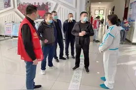 最美“战疫”志愿红｜核酸检测点，母女齐上阵图片