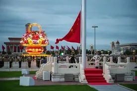 图说│国庆升旗仪式在天安门广场举行，数万群众现场见证五星红旗冉冉升起的庄严时刻图片