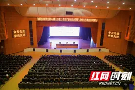 全国道德模范李国武成湖南民院“学生成长德育导师”图片