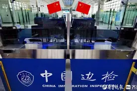 济南边检：扮靓国门喜迎国庆图片