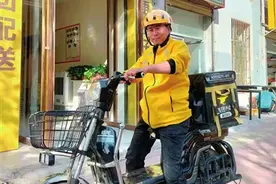 外卖小哥杨文斌：腿部残疾 却在送餐路上奋力“奔跑”图片