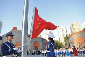 国庆黄金周首日，中共一大纪念馆等红色地标举行升国旗仪式图片