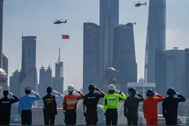 上海公安警用直升机国庆节挂国旗巡飞图片