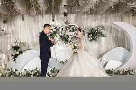 山东一新娘酒店遇同名男子办婚礼，网友：宾客有没有走错场送错礼图片