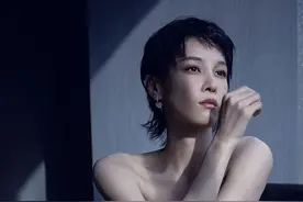 张蓝心现身大学生电影节楚楚动人 穿白色拼接礼服秀精致锁骨图片