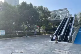武昌又一座人行天桥加装手扶电梯，市民可轻松过马路图片