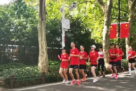 东湖绿道上，一抹流动的中国红图片