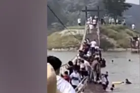 中牟雁鸣湖蟹岛景区水上吊桥断裂致多人落水视频封面