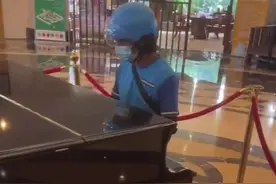 涉事咖啡店回应“外卖小哥弹钢琴”：瞬间被治愈，不存在炒作图片