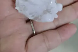 山东威海文登突降冰雹，“大的如鸡蛋大小”！当地发布冰雹橙色预警图片