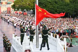 满城中国红丨武警重庆总队仪仗队护旗手骆开顺：仰望国旗，为你护航图片