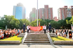 “请党放心，强国有我”的誓言响彻云霄！这群青少年今天在“国旗下成长”图片