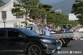 快讯｜10月1日上午泰安红门等停车场饱和，游客可选生态停车场图片