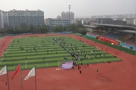 滨州博兴：200多名青少年用手中画笔为祖国72岁华诞献礼图片