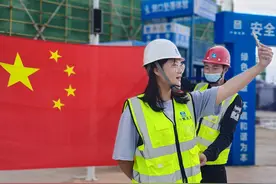 中建二局建设者：坚守岗位用行动向祖国表白图片