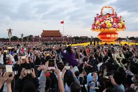 同升一面国旗 共庆祖国生日图片