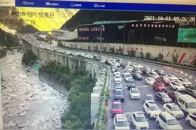 国庆长假第一天堵堵堵！成雅、雅叶高速车流量巨大，部分路段交通管制图片