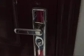 武汉一业主从外地返家发现门锁被换，多了不少私人物品，还有陌生人留的字条图片