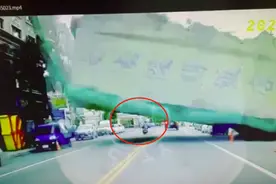 台媒：他在7层楼高饭店倒向他瞬间，猛踩油门冲到对面，保住一命图片