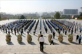 文登区在峰山革命烈士纪念堂广场举行向烈士敬献花篮仪式图片