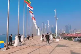 以山为媒 以海为证“我们结婚吧”26对新人体验青岛海上婚礼图片
