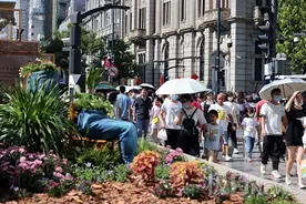 看展演、逛集市、徜徉花漾街区，江汉路上游人如织图片