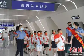 国庆首日“红色火车站”成爱国主义教育热门“打卡地”图片