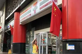 西安街头9岁小姑娘向国旗敬礼：祝祖国永远繁荣昌盛图片