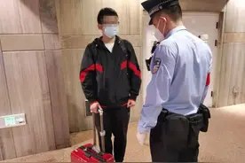 国庆第一天，粗心小伙在北京西站拿错行李险丢钻戒耽误求婚图片