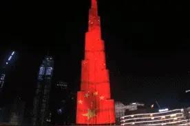 世界第一高楼迪拜哈利法塔点亮中国红图片
