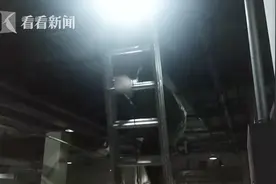 盗窃被发现，他爬通风管道逃跑 结果卡住了图片