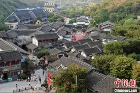 航拍江苏宝华山下千华古村 明清建筑群吸睛图片