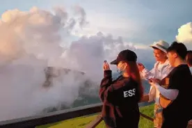 山顶刮大风帐篷满天飞 武功山景区：突遇大风商户未固定好图片