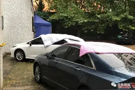 突降冰雹！鸡蛋那么大！市民顶着筐抱棉被遮车图片
