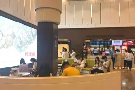 2天破10亿！头部影视公司悉数入局国庆档 最大赢家却是吴京图片