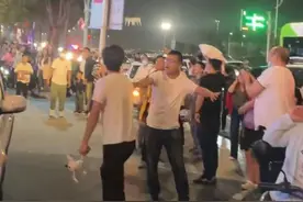郑州万达广场无人机表演突发故障，集体“炸机”高空坠落图片