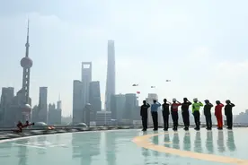上海公安警用直升机国庆节挂国旗巡飞图片