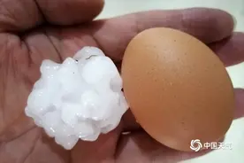 山东威海遭降雨冰雹突袭 天色昏暗如同黑夜图片