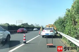 男子无证开车上高速，还占用应急车道行驶，看见警察过来翻越护栏逃离图片