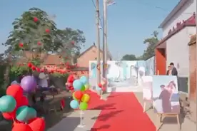 不留遗憾！新郎全家铺百米气球红毯迎远嫁新娘 网友：满满仪式感图片