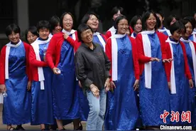 两代“江姐”赴华坪女高做公益 全场高唱《红梅赞》图片