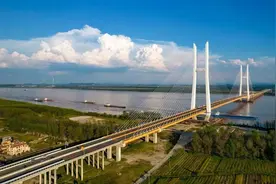 “一桥飞架南北，天堑变通途”——从不断架起的长江大桥看“中国桥”建设发展成就图片